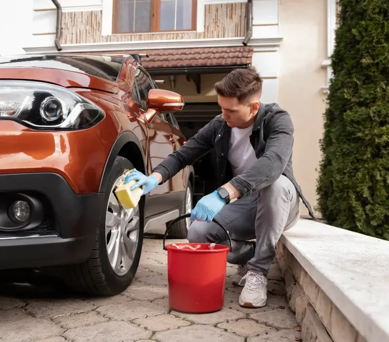 Lavage auto à domicile La Marre : professionnel intervenant sur un véhicule